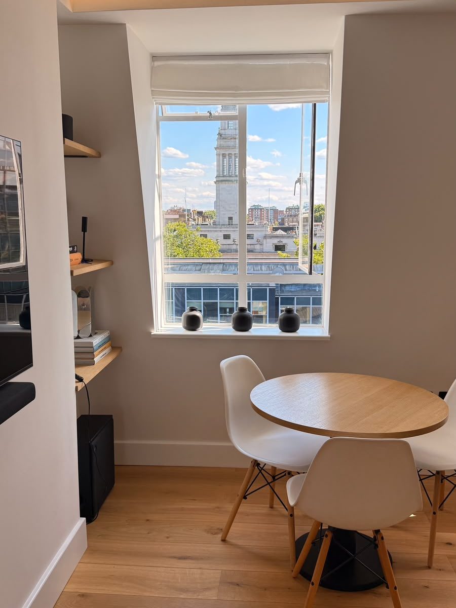 Marylebone dining nook with round table and city view
